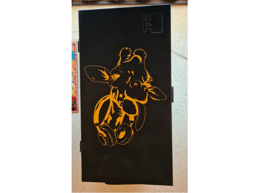 Schwarze Tür mit einer gelben Giraffe und Kopfhörern