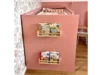 Kinderbücherregal an rosa Kinderbett