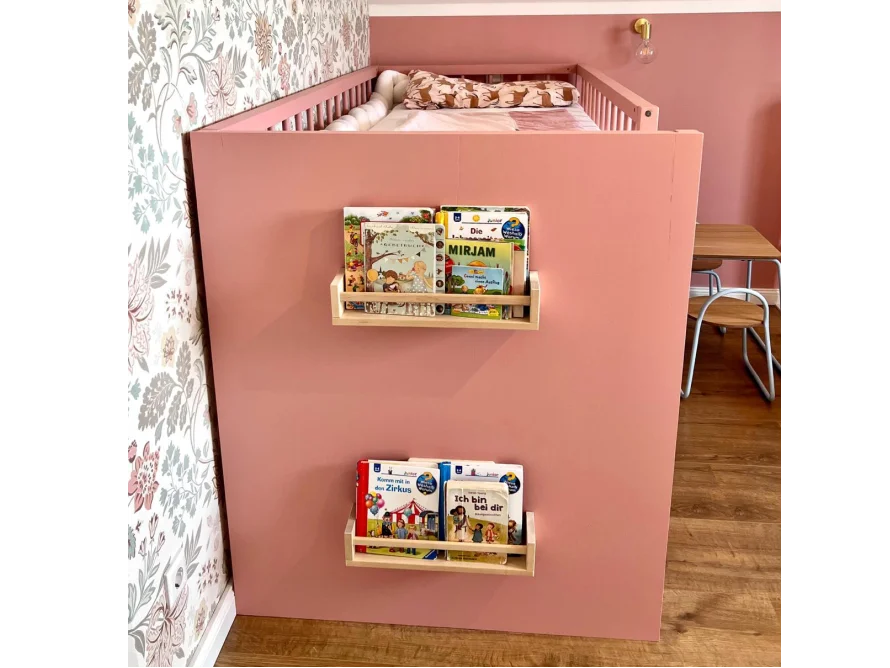 Kinderbücherregal an rosa Kinderbett