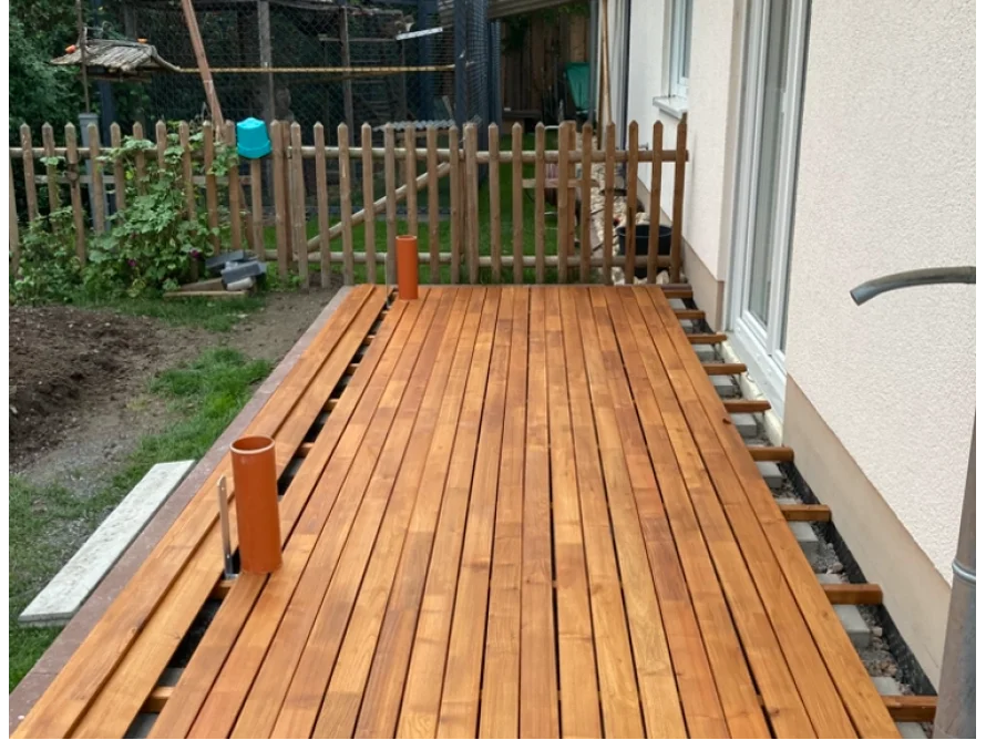 Holzterrasse im Bau