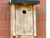Ein hölzerner Vogelkasten