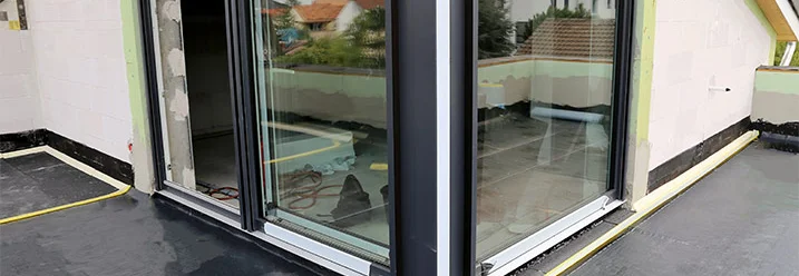 Fenster und Balkontür in einem Rohbau