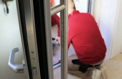RT Haustuer einbauen abdichten 21 05 717x467 Handwerker arbeiten an der Haustür