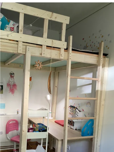 Hochbett aus Holz mit Schreibtisch