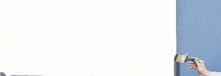 Ecke Hauswand wird gestrichen