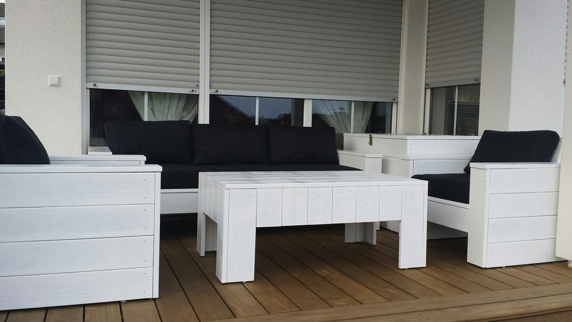 Weiße Gartenmöbel aus Palettenholz