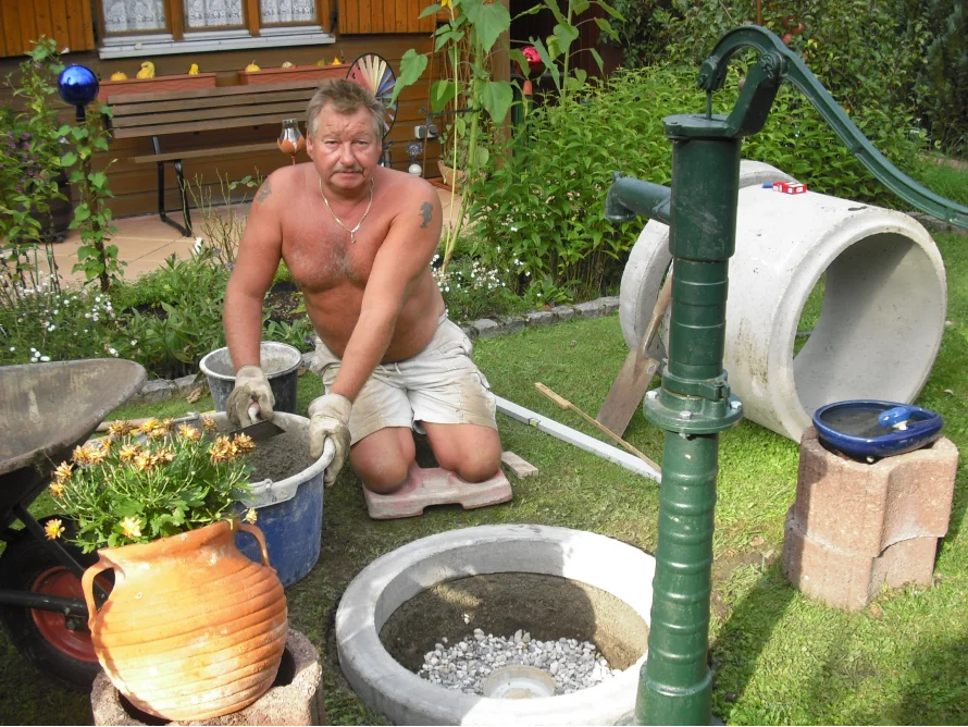 Person beim Bau eines Brunnens