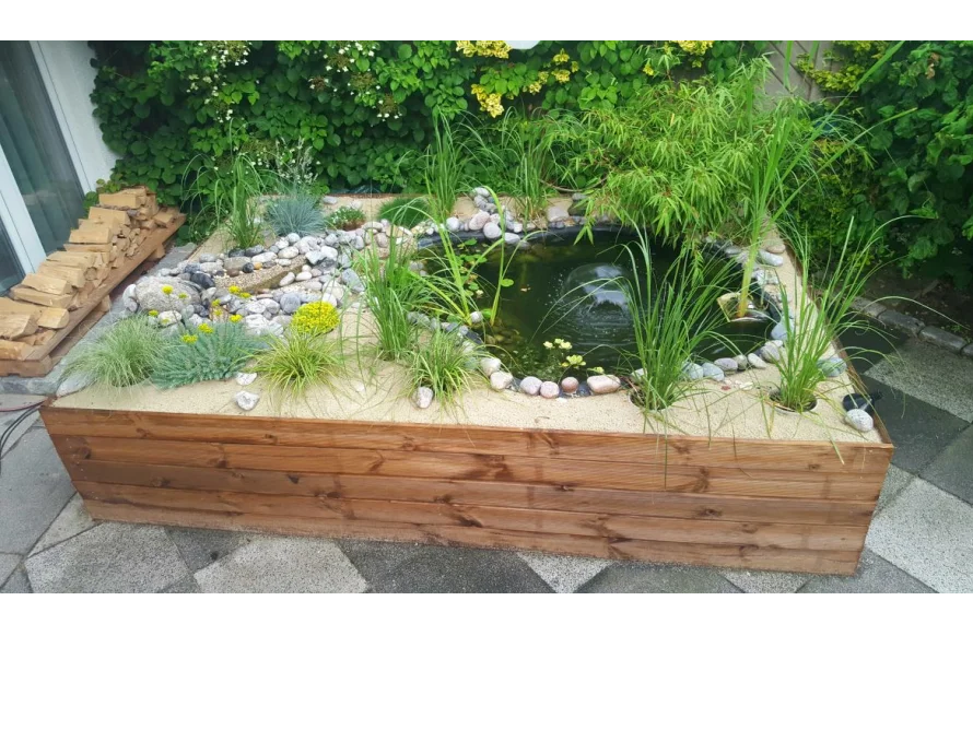 Gartenteich mit Holzumrandung