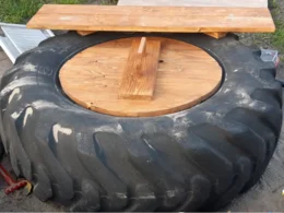Reifen mit Holzplatte als Grundlage