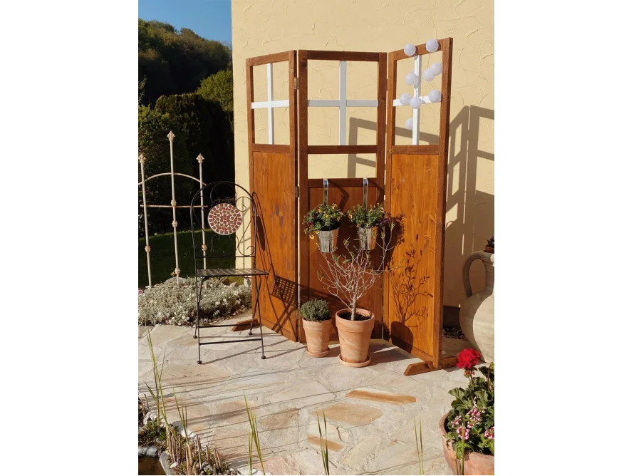 Brauner Holz-Sichtschutz im Garten