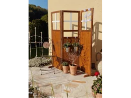 Brauner Holz-Sichtschutz im Garten