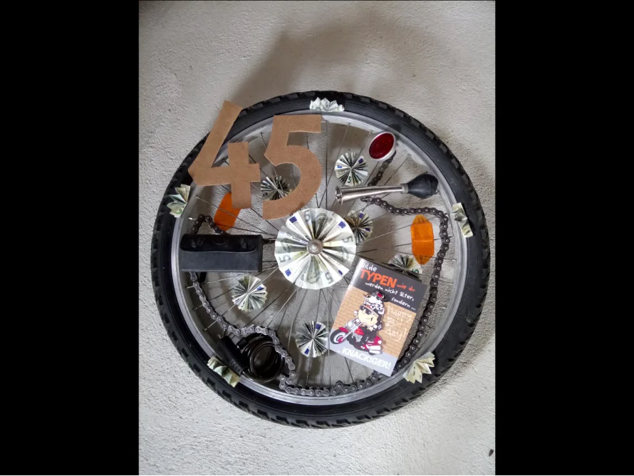 Fahrradreifen mit Dekoration zum 45. Geburtstag