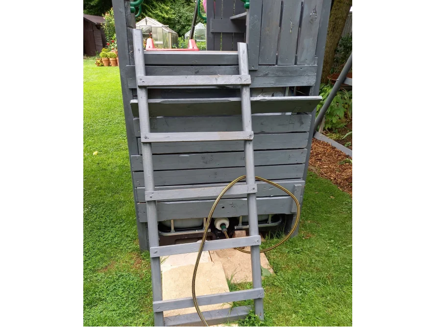 Holzterrasse mit Regentonne