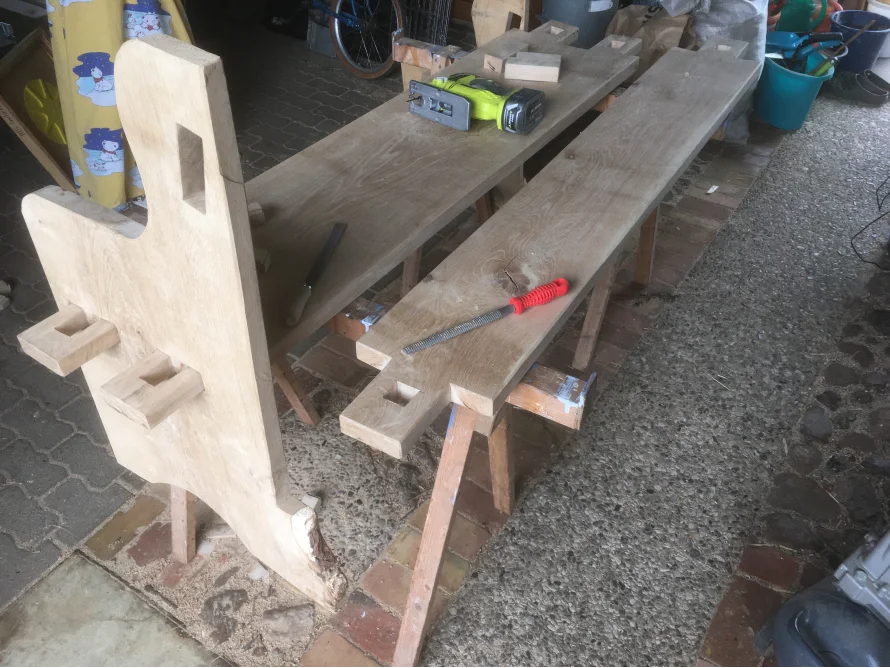 Holzbank im Bau mit Säge und Feile