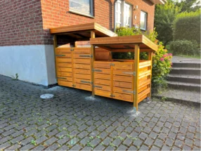 Doppelter Mülltonnenunterschrank aus Holz