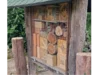 Insektenhotel an Holzhütte