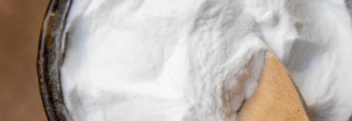 Soda-Pulver in einer Schüssel mit Holzlöffel