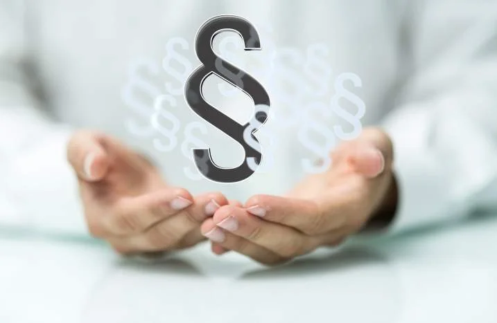 Hände halten Paragraphenzeichen