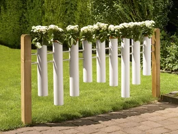 Blumenzaun mit weißen Blumentöpfen