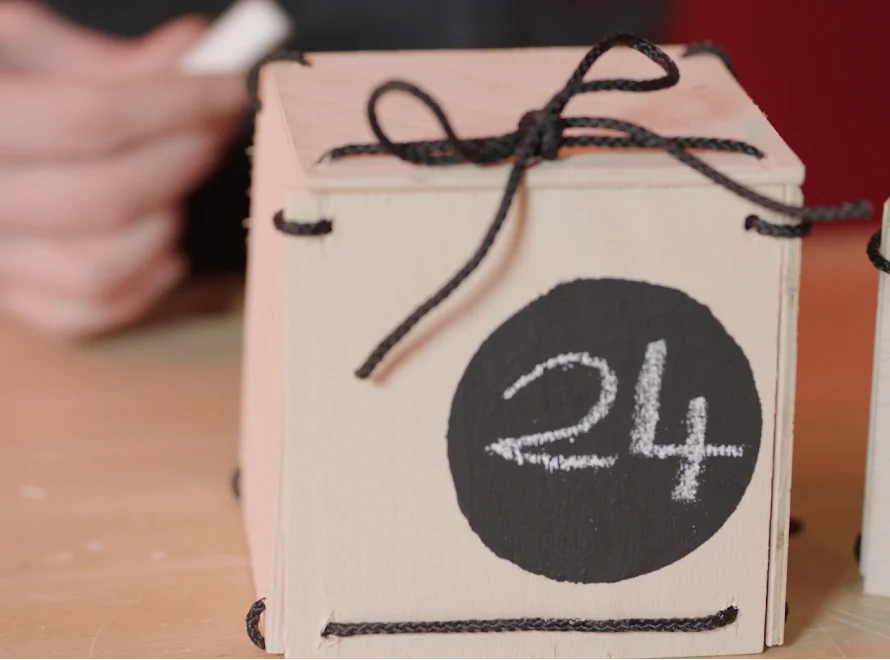 Holzkiste mit Nummer 24