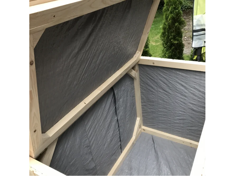 Innenansicht eines Gartenhauses aus Holz