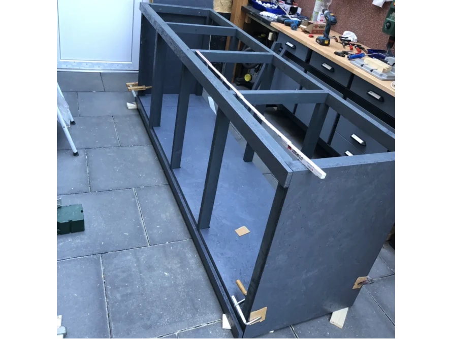 Grau gestrichener Holzrahmen mit Zollstock