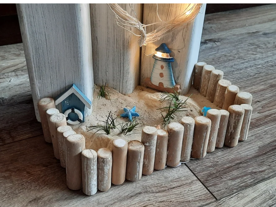 Maritime Dekoration mit Leuchtturm und Strandhütte