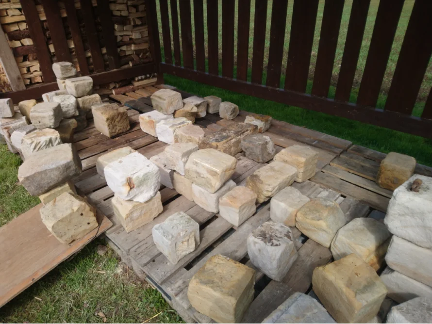 Sandsteine auf Palette