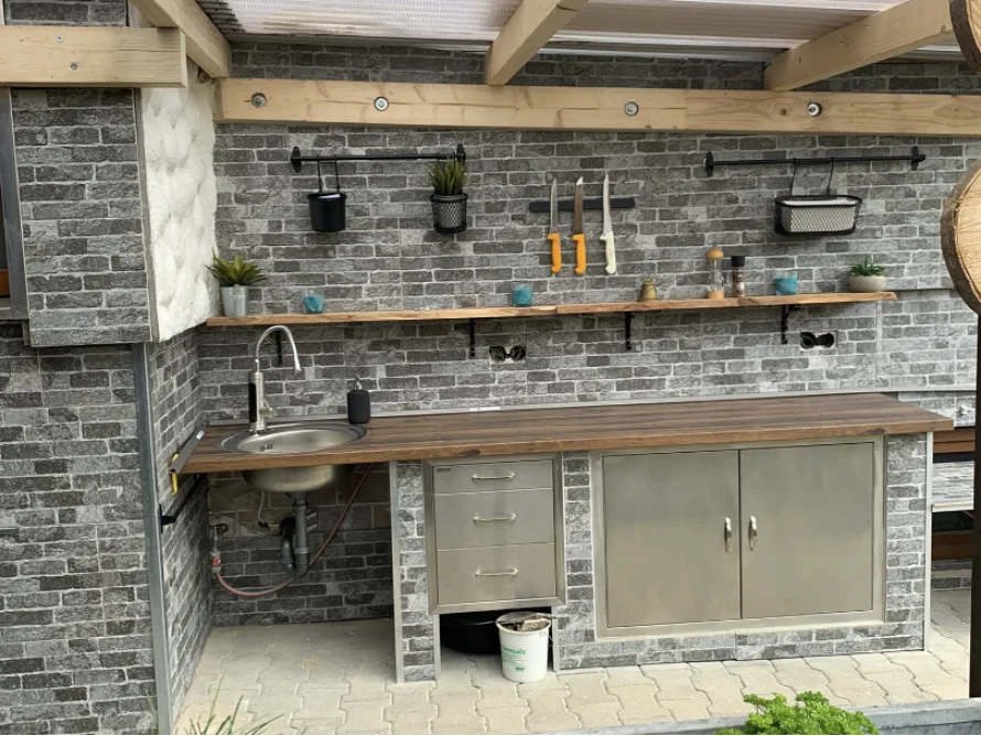 Außenküche mit Spüle und Schränken