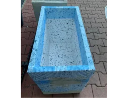 Leerer Blumenkübel mit blauer Folie ausgelegt