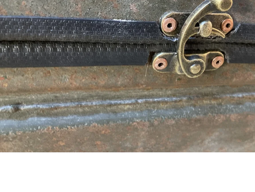 Verschluss an einer Metallkiste