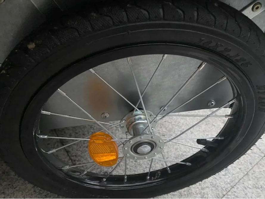 Schwarzer Fahrradreifen mit Reflektor