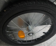 Schwarzer Fahrradreifen mit Reflektor