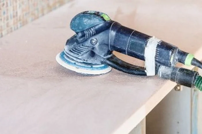 Schleifmaschine auf einer Oberfläche