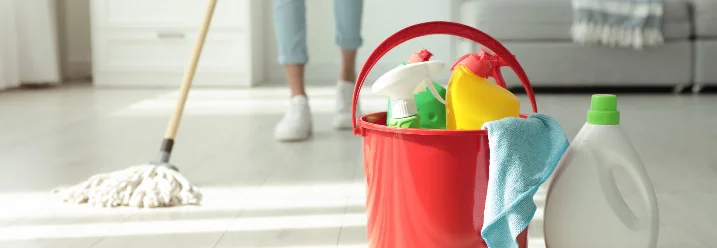 Putzutensilien auf dem Boden