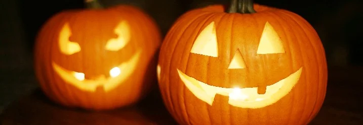 Zwei beleuchtete Halloween-Kürbisse