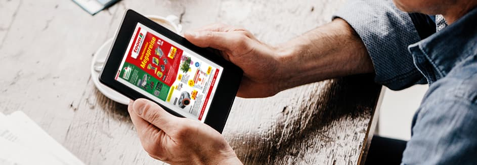 Eine Person schaut sich einen digitalen Prospekt auf einem Tablet an.