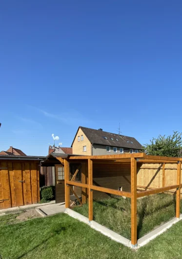 Ein neues Gehege aus Holz im Garten