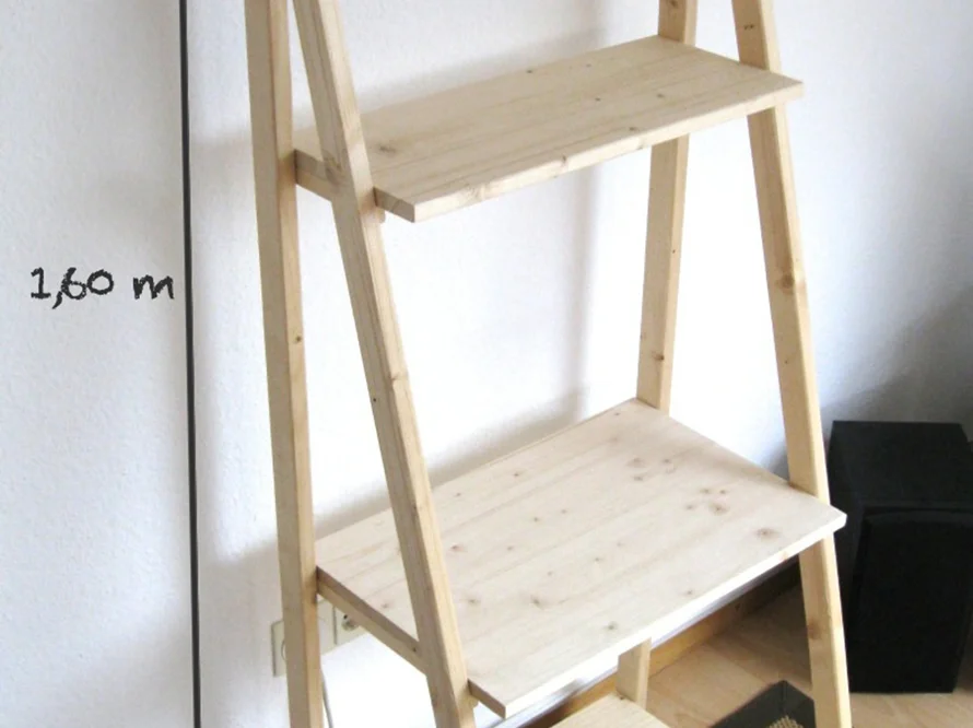 Holzregal mit drei Ebenen