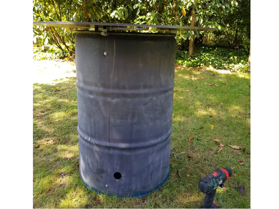 Tisch aus einem Fass mit Akkuschrauber