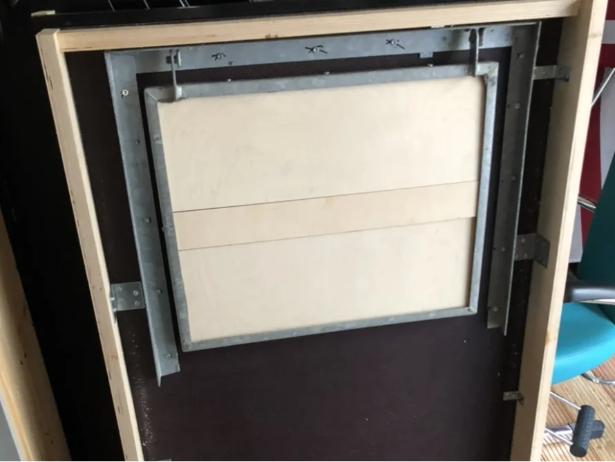 Rückseite einer Sperrholzplatte in Holzrahmen