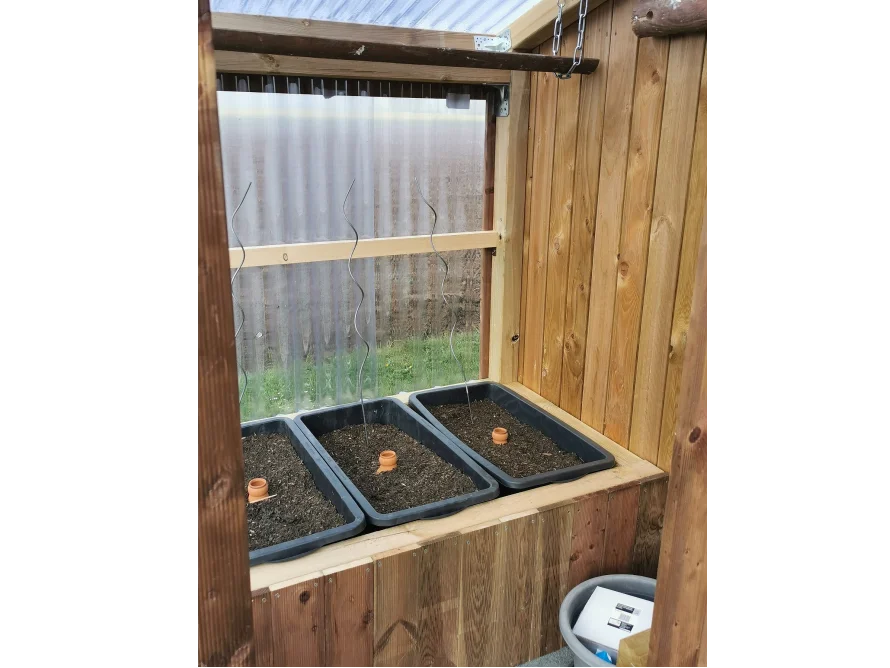 Gartenhaus mit Hochbeeten