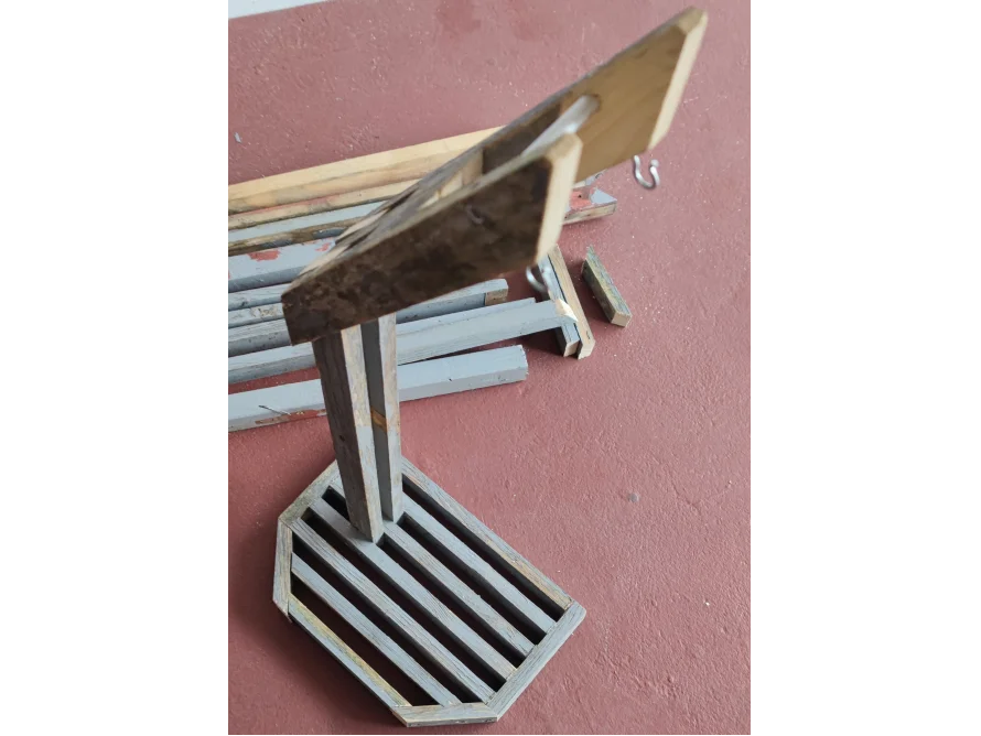 Holzgestell mit Haken