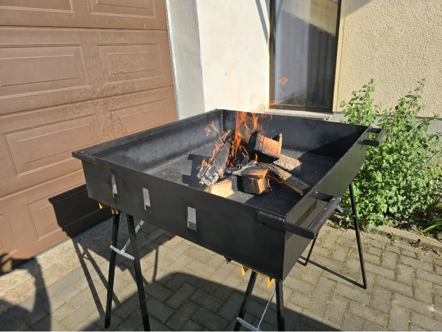 Feuerschale mit brennendem Feuerholz