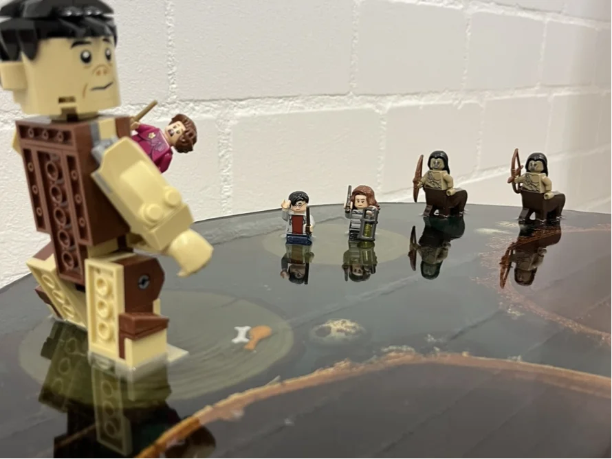 Spielzeugfiguren auf einem Tisch