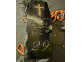 Schwarze Grabdeko mit Aufschrift