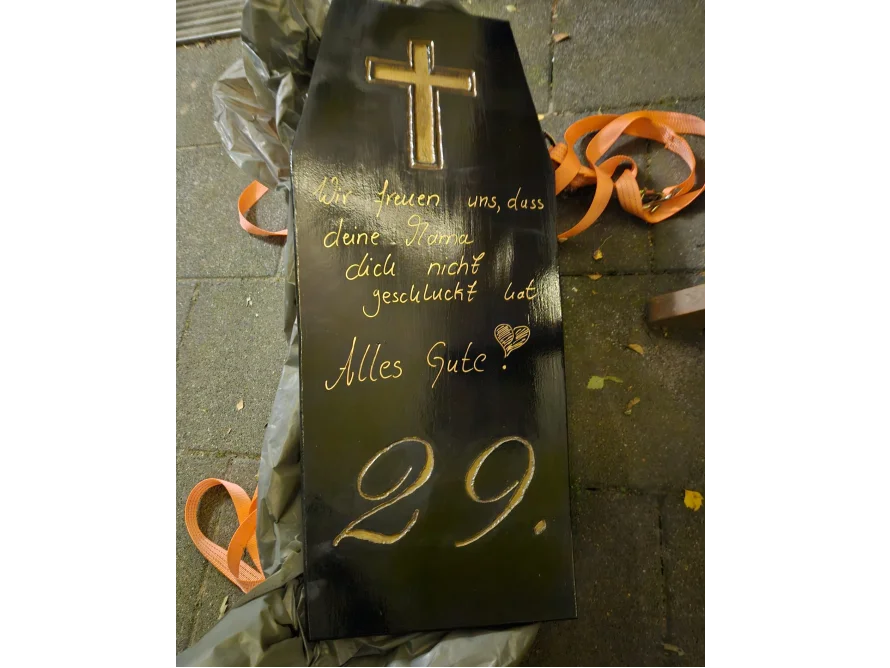 Schwarze Grabdeko mit Aufschrift