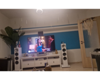 Wohnzimmer mit Fernseher und Stereoanlage