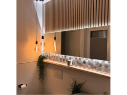 Modernes Badezimmer mit Holzelementen