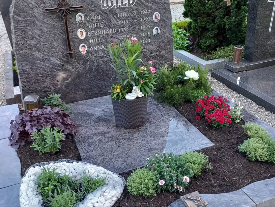 Grabstein mit Blumen